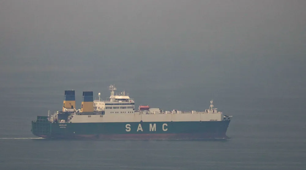 سفينة شحن تبحر في الخليج العربي باتجاه مضيق هرمز (أ.ب)