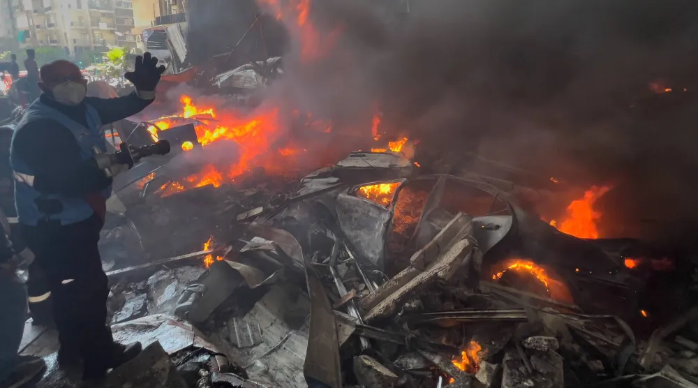 عمال إنقاذ في موقع غارة جوية إسرائيلية وسط بيروت يوم أمس الأربعاء (ا.ب)