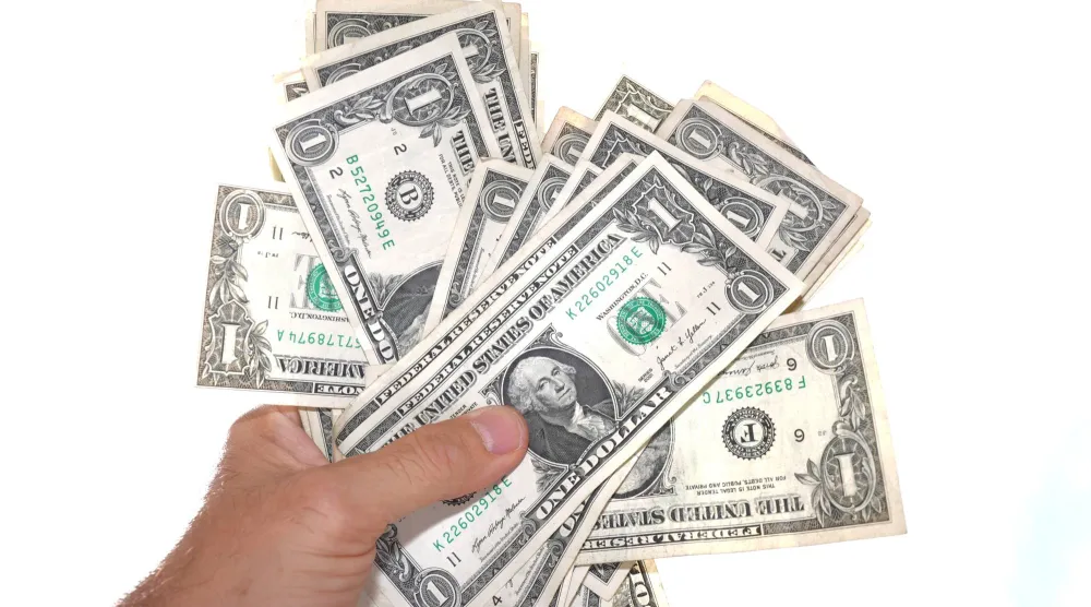 أوراق نقدية من فئة الدولار الأمبركي محفوظة في دالاس (أ.ب)