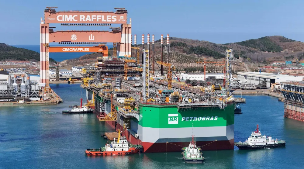 سفينة إنتاج وتخزين وتفريغ عائمة بُنيت لصالح شركة «بتروبراس» البرازيلية تُسحب من حوض بناء السفن بمقاطعة شاندونغ شرقي الصين (أ.ف.ب)