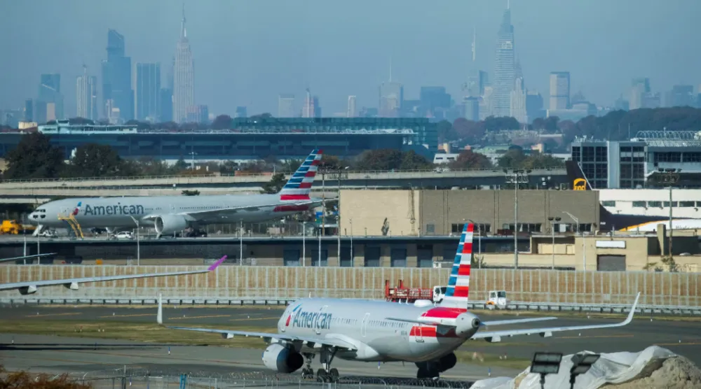 طائرات تسير على المدرج بمطار جون إف كينيدي الدولي في نيويورك (رويترز)