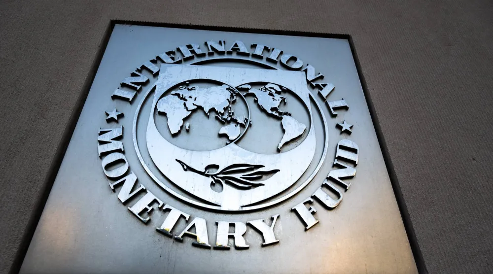 شعار صندوق النقد الدولي على واجهة مبنى المؤتمرات في شارع بنسلفانيا (د.ب.أ)