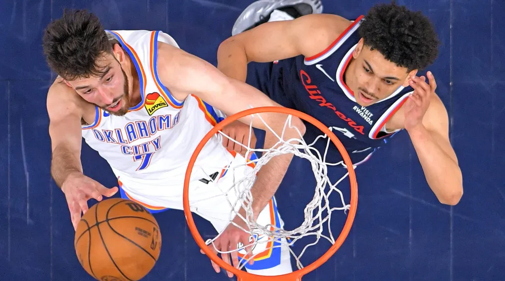  تشيت هولمغرين يصوب نحو السلة (أ.ب)