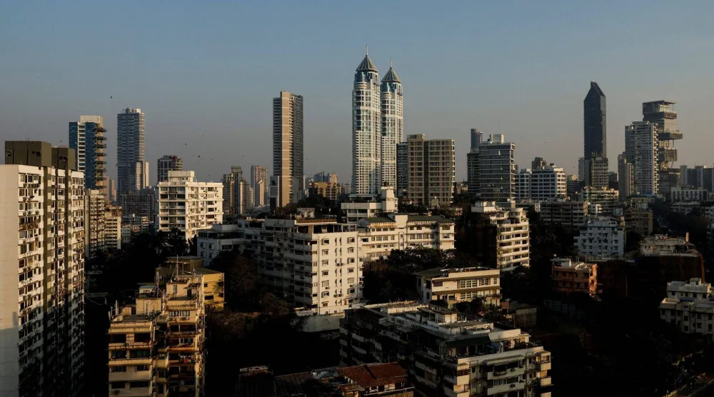 مشهد عام لمبانٍ شاهقة في مومباي (رويترز)