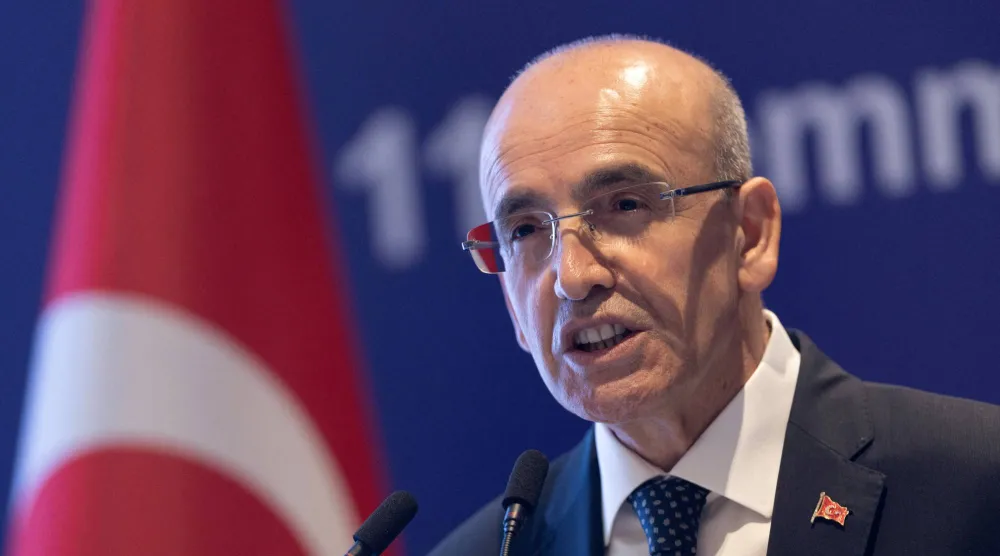 وزير المالية محمد شيمشك يتحدث خلال اجتماع رابطة الصناعة والأعمال التركية في إسطنبول (رويترز)