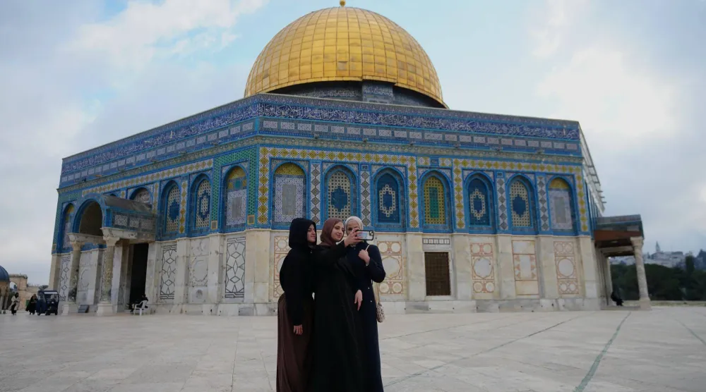 فلسطينيات يلتقطن «سيلفي» بالقرب من المسجد الأقصى بالقدس اليوم (أ.ب)