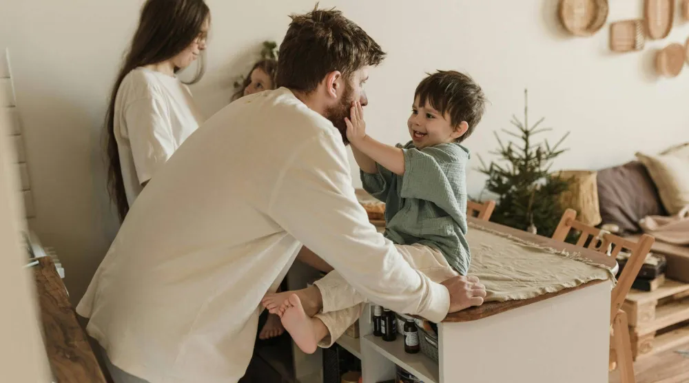 مرونة الطفل ترتبط مباشرة بمرونة البالغين في حياته (بيكسلز)