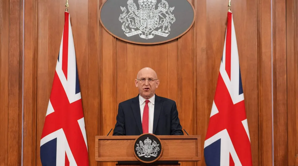 وزير الدفاع البريطاني جون هيلي يدلي ببيان حول النشاط العسكري الأخير للمملكة المتحدة في مقر رئاسة الوزراء في «9 داونينغ ستريت» بوسط لندن 9 أبريل 2026 (أ.ف.ب)