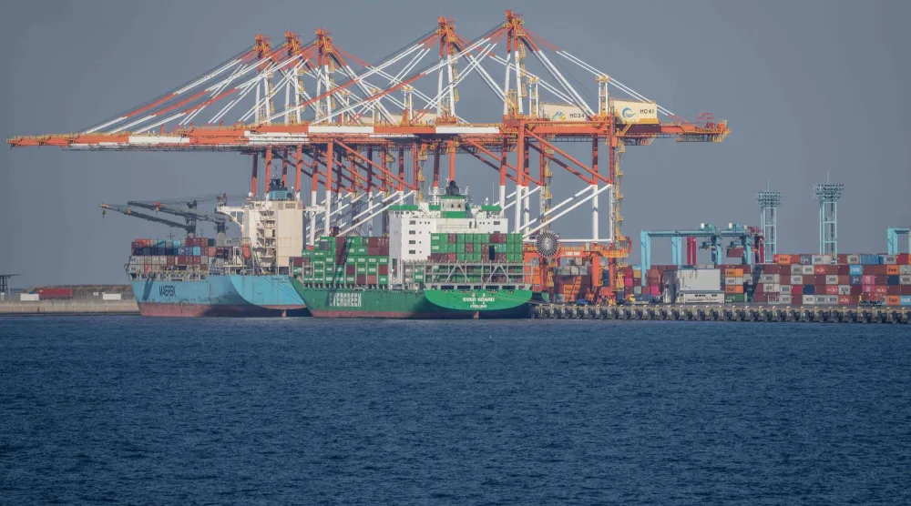 سفن حاويات في ميناء يوكوهاما الياباني (أ.ف.ب)