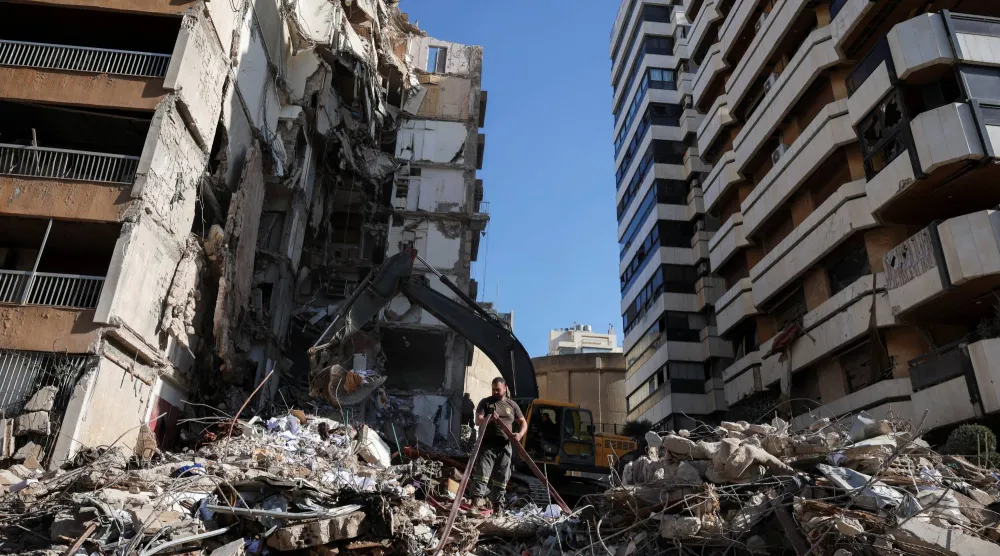 المبنى الذي استهدف بقصف إسرائيلي في منطقة تلة الخياط في بيروت يوم الأربعاء (رويترز)