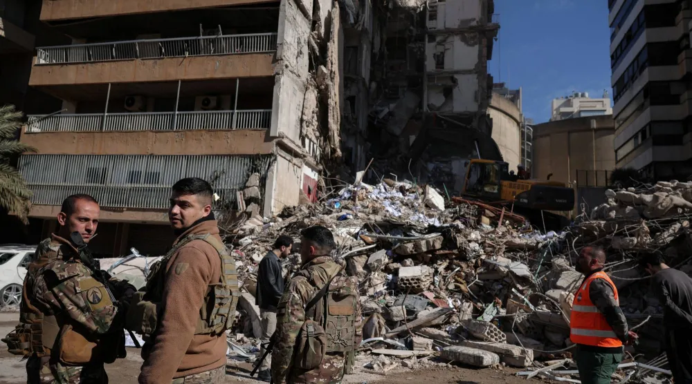 أفراد من الجيش اللبناني يؤمّنون موقع غارة إسرائيلية نُفّذت يوم الأربعاء في منطقة الخياط ببيروت (رويترز)