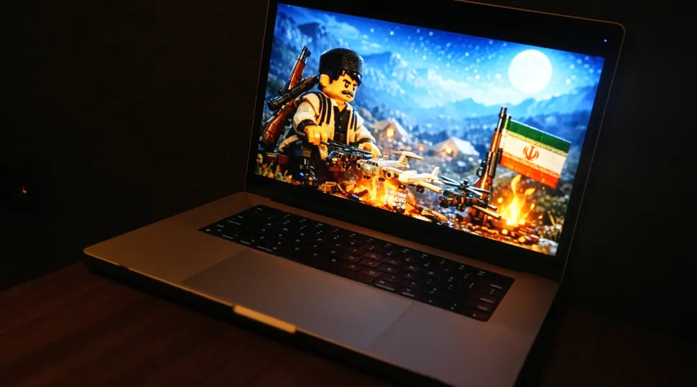 رسم متحرك تم إنشاؤه بواسطة الذكاء الاصطناعي من قبل استوديو موالٍ لإيران، يصور رجلاً إيرانياً يشوي أربع طائرات أميركية مثل الكباب... يظهر الرسم على شاشة كمبيوتر في بروكسل - 8 أبريل 2026 (أ.ب)