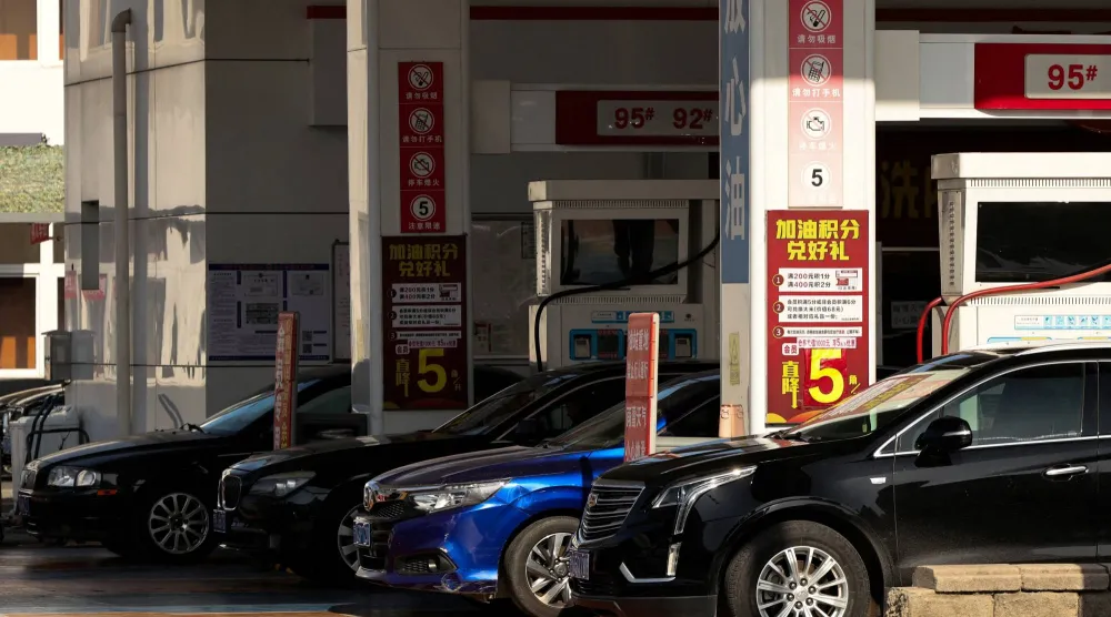 سيارات في محطة وقود بالعاصمة الصينية بكين (رويترز)