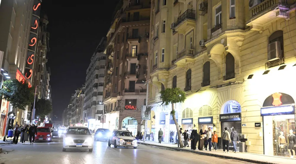 شوارع وسط القاهرة تشهد نشاطاً قبل ساعات الإغلاق (أ.ف.ب)