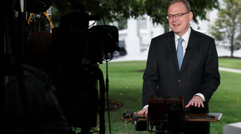 كيفن هاسيت خلال مقابلة تلفزيونية مباشرة في البيت الأبيض (رويترز)