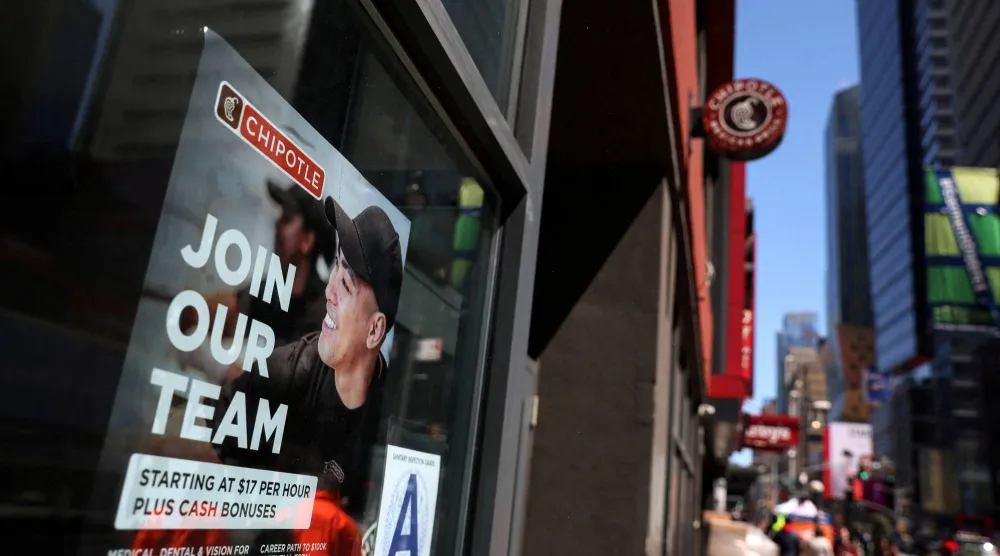 لافتة توظيف مُعلّقة على نافذة أحد فروع مطعم «تشيبوتلي» في مدينة نيويورك (رويترز)