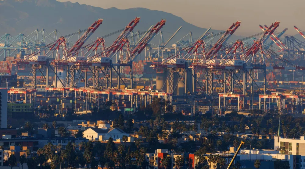 ميناء الحاويات في لونغ بيتش كاليفورنيا (رويترز)