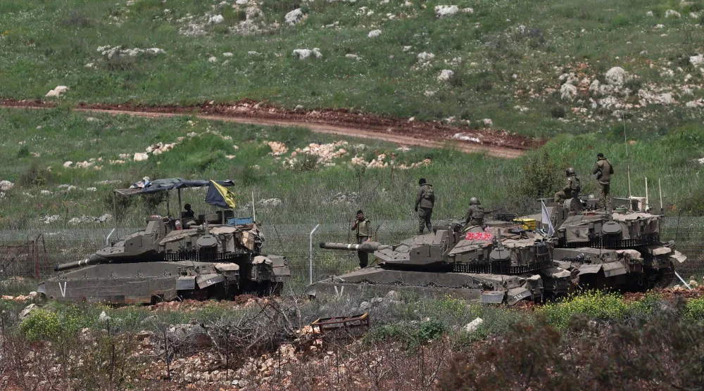جنود إسرائيليون يقفون على دبابات قرب الحدود مع لبنان شمال إسرائيل 9 أبريل 2026 (رويترز)