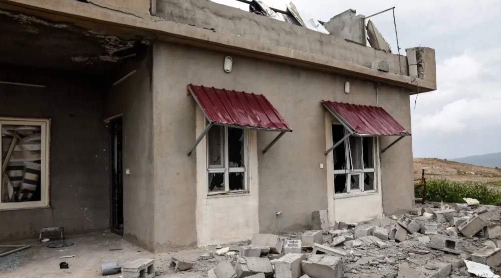 أضرار ناجمة عن تحطم طائرة مسيّرة على منزل في قرية زرغزاوي شمال أربيل في إقليم كردستان العراق (أ.ف.ب)