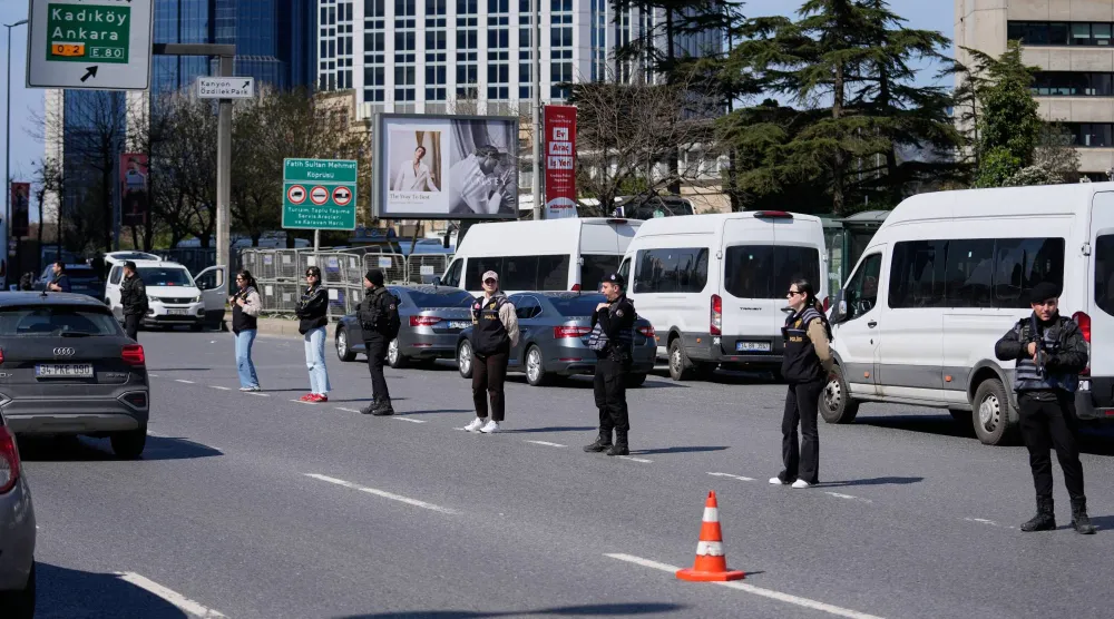 عناصر من الشرطة التركية في محيط مجمع يضم مقر القنصلية الإسرائيلية في إسطنبول عقب اشتباك مع مهاجمين يرجح انتماؤهم لـ«داعش» الثلاثاء الماضي (أ.ب)