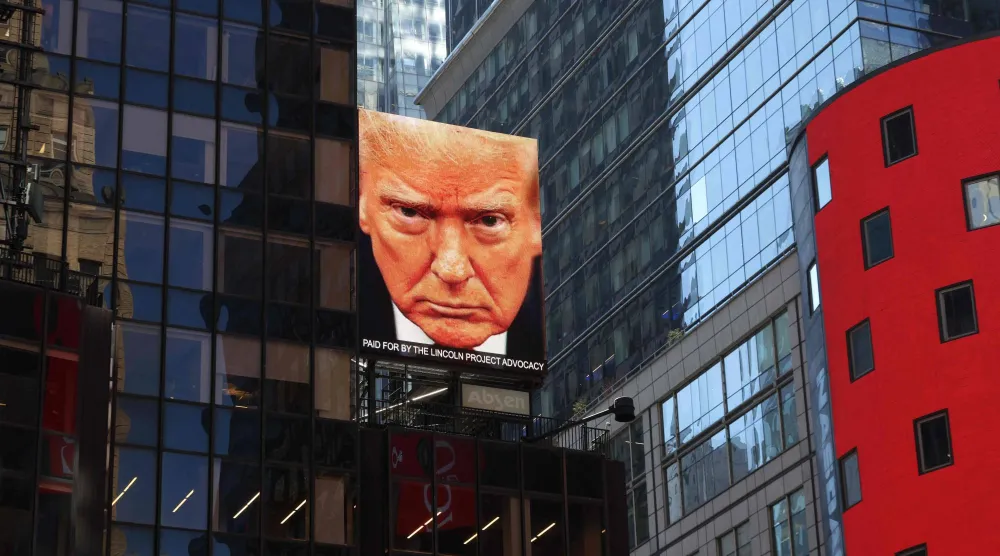 صورة للرئيس الأميركي دونالد ترمب على لوحة إعلانية في ميدان تايمز سكوير - نيويورك (أ.ف.ب)