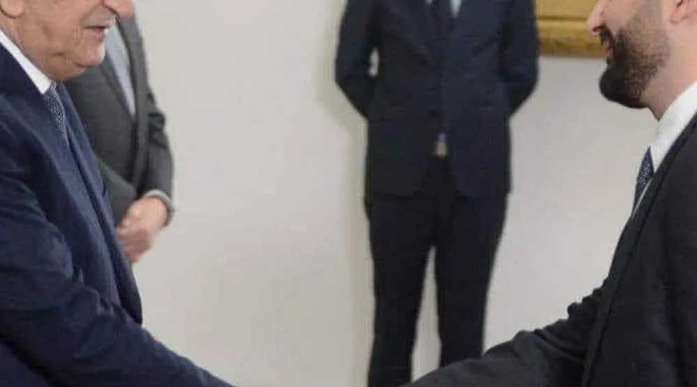 الوزير ضيافات المسجون بتهمة الفساد يصافح الرئيس تبون... وفي الخلف مدير البروتوكول الرئاسي المسجون (أرشيفية - حسابات ناشطين بمجال التبليغ عن الفساد)