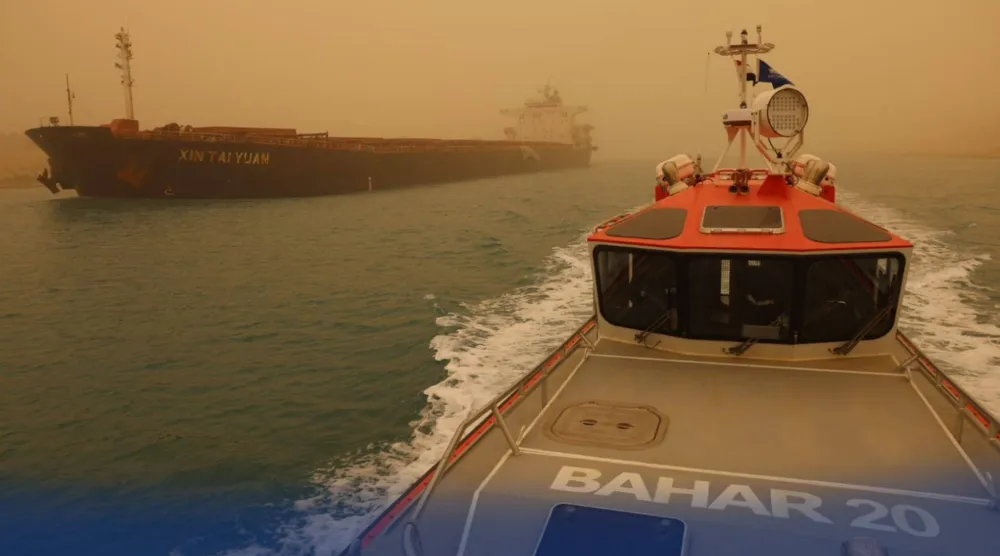 انتظام حركة الملاحة بقناة السويس بعد حادث حريق بإحدى السفن (هيئة القناة)