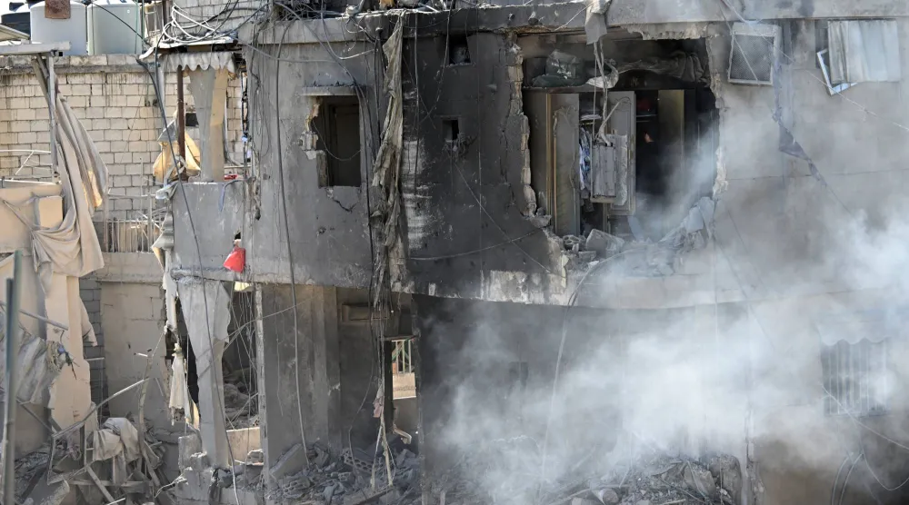 تظهر الصورة المباني المتضررة نتيجة غارة عسكرية إسرائيلية بالقرب من مستشفى رفيق الحريري الجامعي بمنطقة الجناح في بيروت بلبنان يوم 22 أكتوبر 2024 (إ.ب.أ)