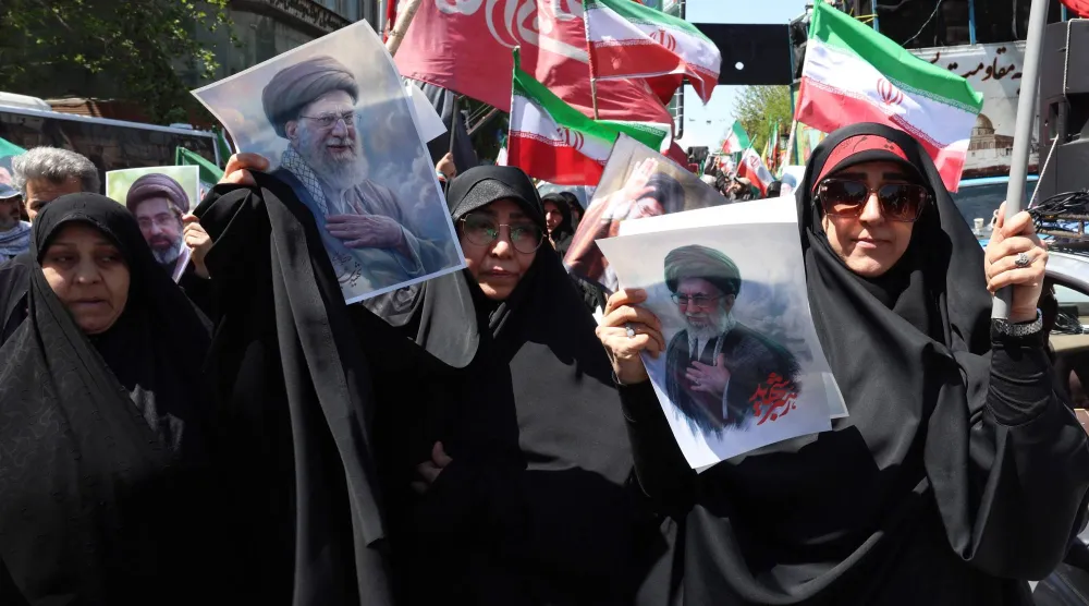 أشخاص يحملون صوراً للمرشد الإيراني الراحل علي خامنئي خلال مسيرة لإحياء ذكرى وفاته في طهران... 9 أبريل 2026 (أ.ف.ب)