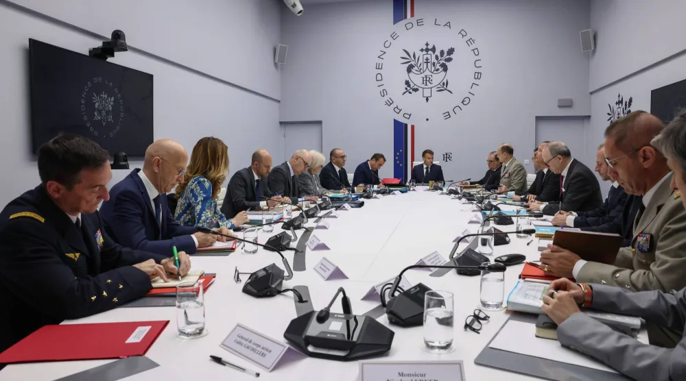 الرئيس الفرنسي إيمانويل ماكرون مترئساً اجتماع مجلس الأمن والدفاع في قصر الإليزيه صباح الأربعاء (أ.ب)