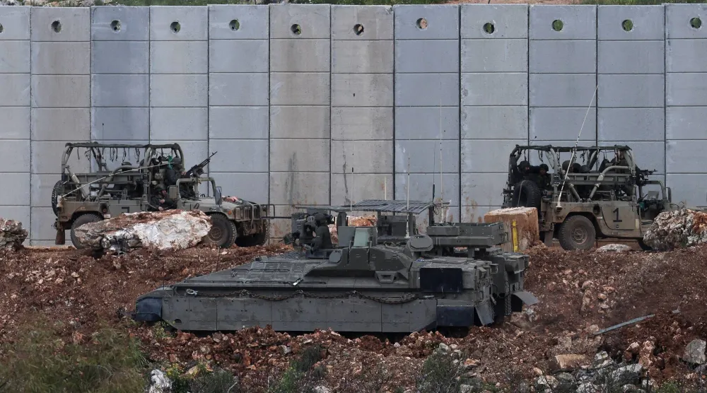 دبابات إسرائيلية تناور قرب الحدود الشمالية مع لبنان (رويترز)