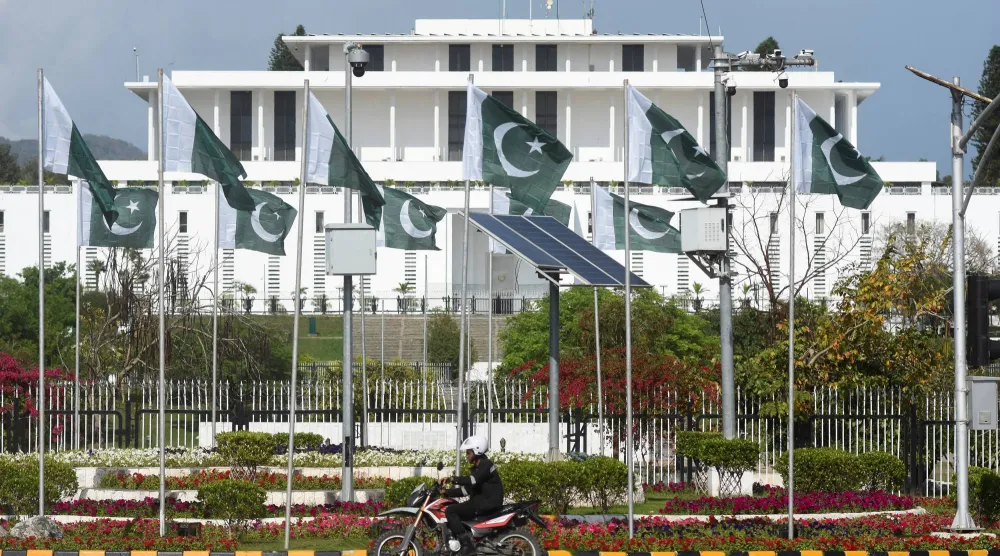 صورة من أمام مقر إقامة الرئيس الباكستاني بينما تستعد البلاد لاستضافة الولايات المتحدة وإيران لإجراء محادثات سلام 9 أبريل 2026 (رويترز)