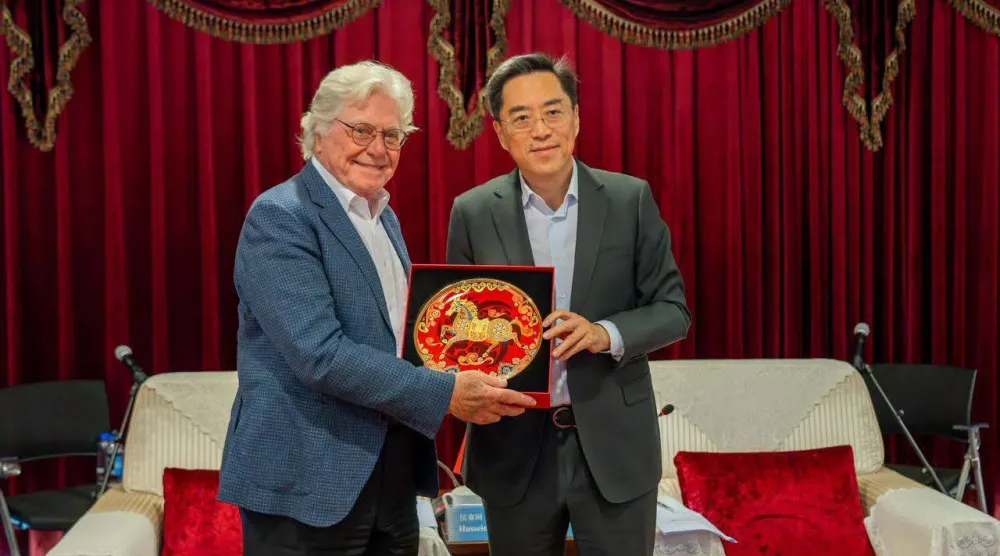 حسين فهمي وفان ليو نائب «مجموعة الصين للإعلام» (مهرجان القاهرة السينمائي)