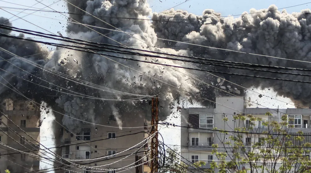 استهداف مبنى بغارة جوية إسرائيلية في منطقة العباسية على مشارف مدينة صور جنوب لبنان يوم 8 أبريل (أ.ف.ب)