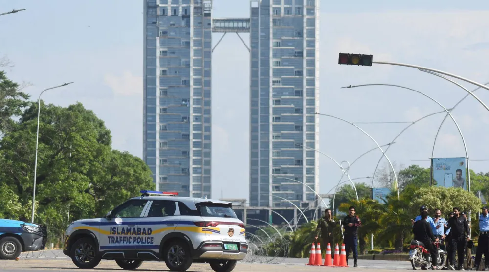 حراس أمن يقفون عند نقطة تفتيش ضمن تأهب أمني يسبق المحادثات الإيرانية-الأميركية في إسلام أباد (رويترز)