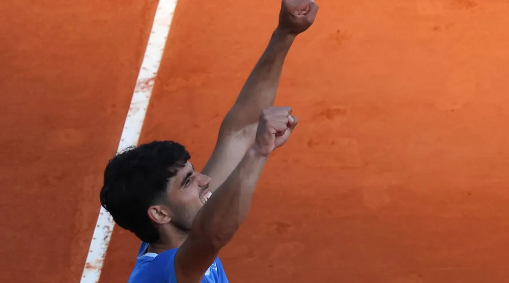 ألكاراس محتفلاً بالفوز (أ.ف.ب)