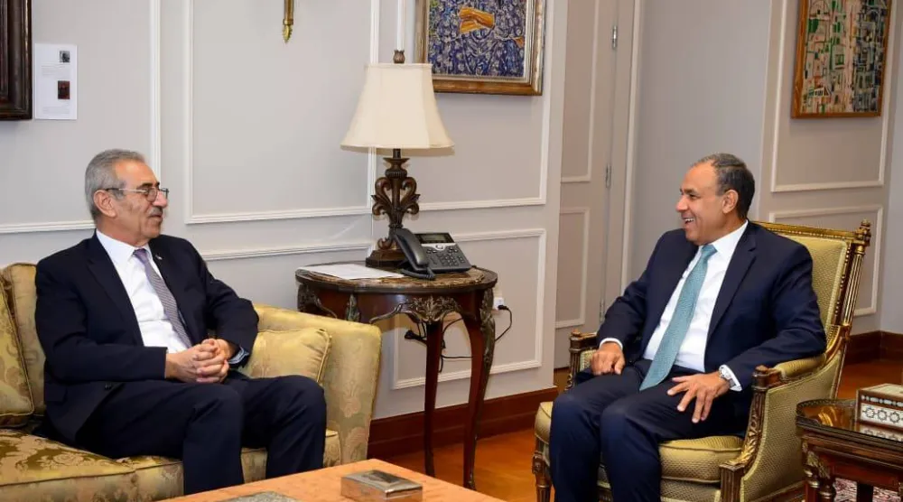 وزير الخارجية المصري خلال لقاء سابق مع رئيس اللجنة الوطنية لإدارة غزة (الخارجية المصرية)