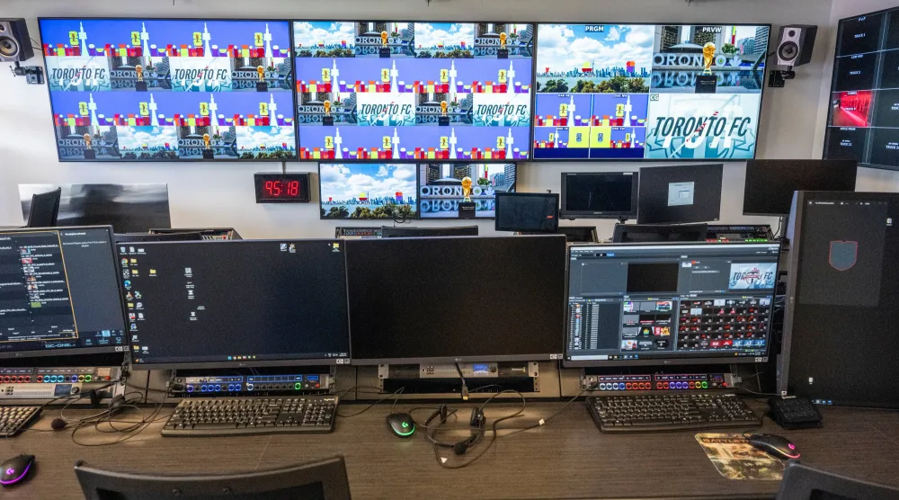 غرفة «الفار» بتحديثاتها الجديدة في ملعب «بي إم أو» بكندا تأهباً لمباريات المونديال (أ.ب)