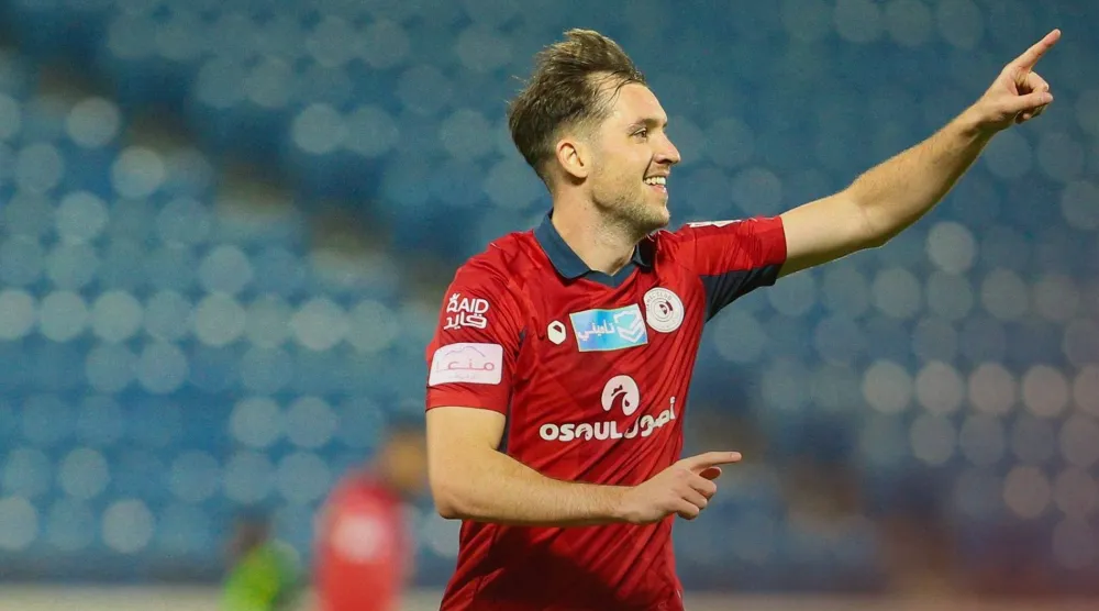 فالنتين فادا محتفلاً بهدفه في القادسية (موقع نادي ضمك)