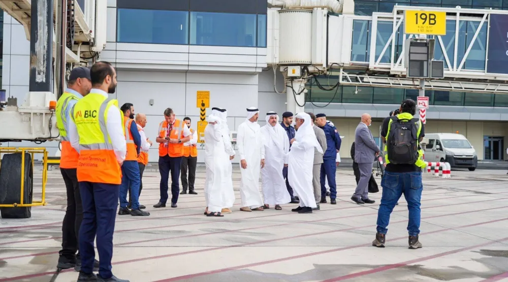 الشيخ عبد الله بن أحمد خلال زيارة تفقدية لمطار البحرين الدولي مع استئناف عملياته التشغيلية (بنا)
