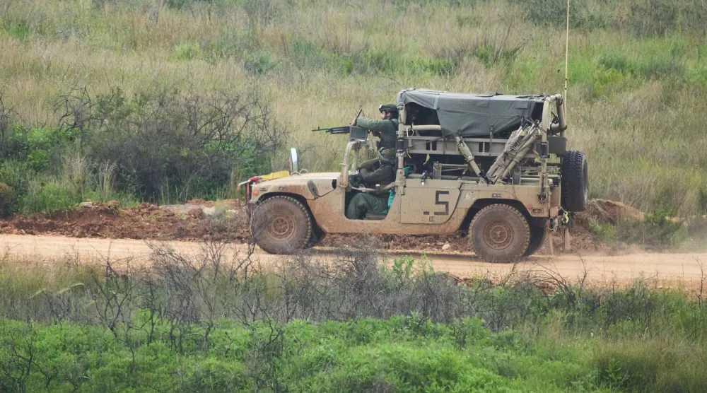 جنود إسرائيليون يقودون سياراتهم في جنوب لبنان كما يُرى من شمال إسرائيل 9 أبريل 2026 (أ.ب)
