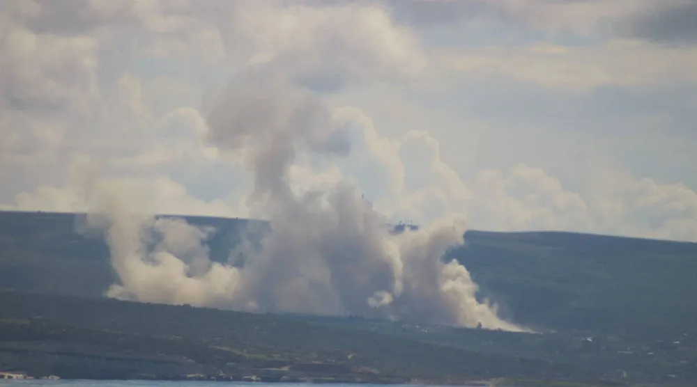 صورة ملتقَطة من مدينة صور بجنوب لبنان لدخان قصف إسرائيلي لبلدة الناقورة الحدودية (أ.ف.ب)