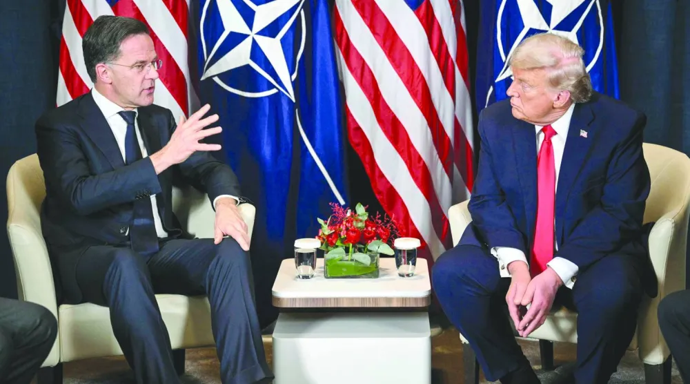 الرئيس الأميركي دونالد ترمب والأمين العام لـ«الناتو» مارك روته على هامش منتدى «دافوس» في 21 يناير 2026 (أ.ف.ب)