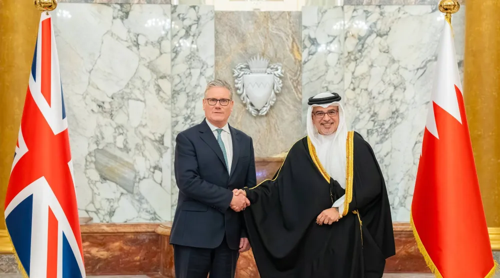 ولي العهد البحريني الأمير سلمان بن حمد مستقبلاً رئيس الوزراء البريطاني كير ستارمر الخميس (بنا)