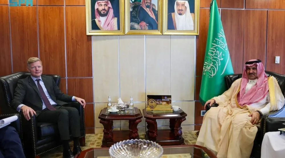 السفير السعودي محمد آل جابر والمبعوث الأممي هانس غروندبرغ خلال لقائهما في الرياض الخميس (واس)