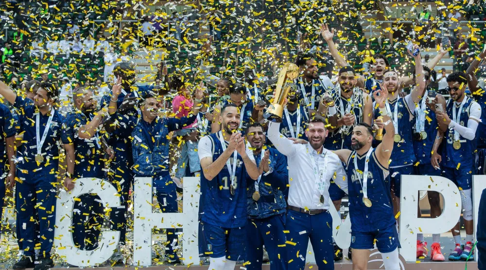 لاعبو العلا ومدربهم لحظة التتويج باللقب (موقع النادي) 