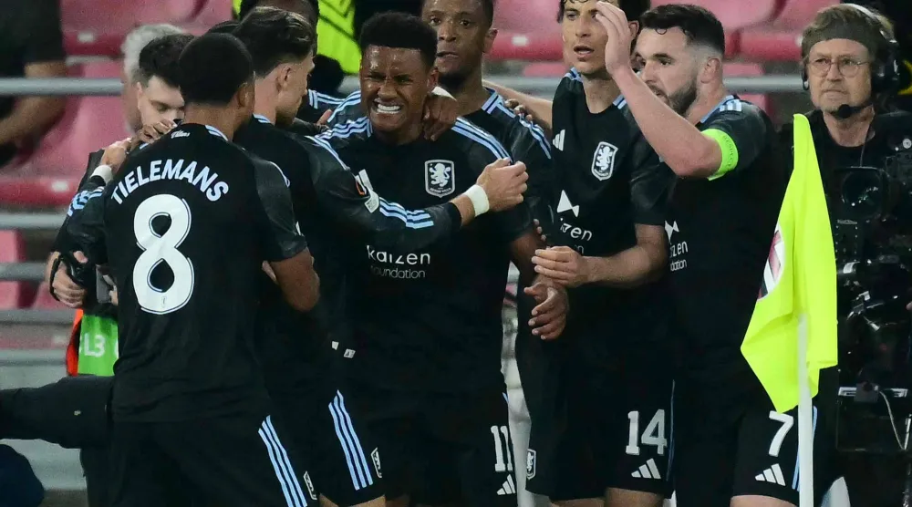 لاعبو أستون فيلا يحتفلون بأحد أهدافهم في شباك بولونيا (أ.ف.ب)