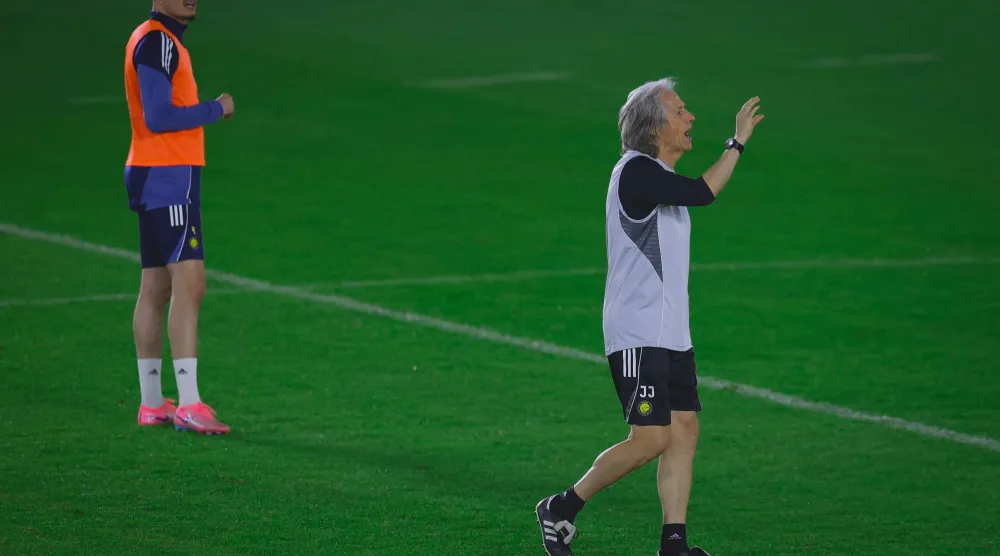 خيسوس خلال قيادته تدريبات النصر ويبدو المهاجم عبد الله الحمدان (موقع النادي)