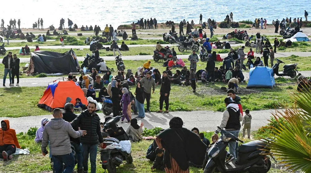 لبنانيون نزحوا من الضاحية الجنوبية لى شاطئ بيروت بعد إنذار إخلاء أصدره الجيش الإسرائيلي أمس (أ.ف.ب)