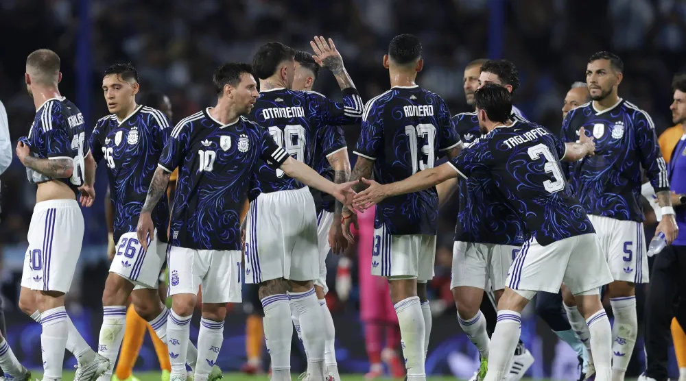 لاعبو الأرجنتين بعد مباراتهم الودية أمام زامبيا (إ.ب.أ)